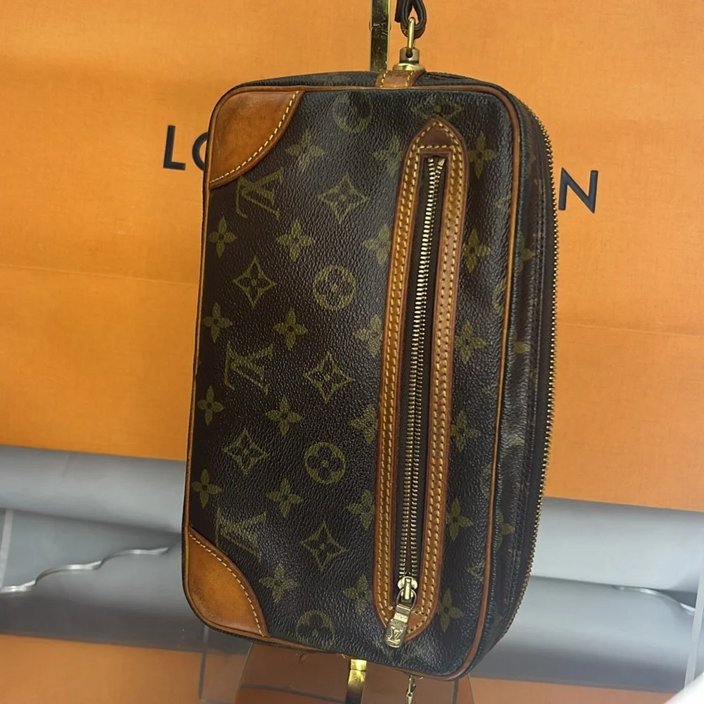 LOUIS VUITTON Louis Vuitton Clutched Bag